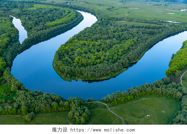 鸟瞰乌克兰湿地和河流风景气球飞行。乌克兰夜间飞行.